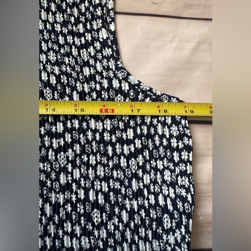 Adrianna Papell Navy/Ivory Round Neck Floral
Pleated Sleeveless Blouse Medium - Picture 3 of 11